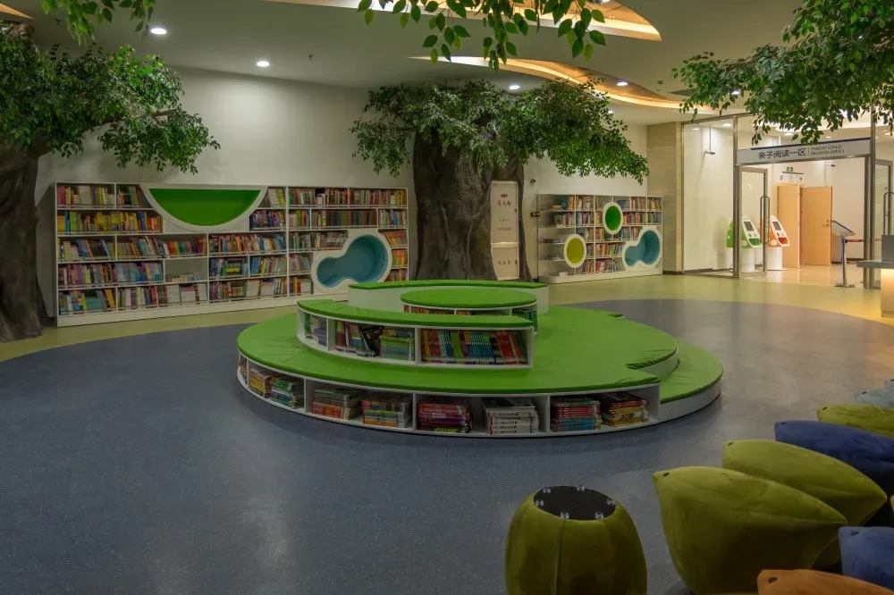 整个图书馆采用环廊式设计，将馆内设置的多个阅读专题分区相互联通，尽量减少封闭式的专题区域，营造开放式阅读氛围。红木色质的家具，稳重温馨，打造出了家中“书房”般的亲切感受。图书馆将有3万册经济、文学、艺术设计等类型的外文原版图书面向读者免费阅览，为了满足区内等外籍人士和中文读者对外文图书等阅读需求，届时将成为广州市各区中原版外文书最多的图书馆。     亲子阅览区
